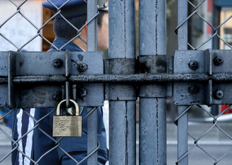 Cage lockdown police 0219SS