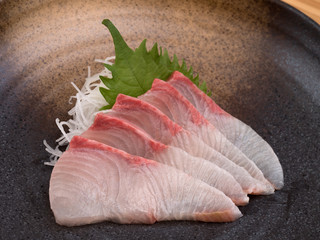 カンパチの刺し身