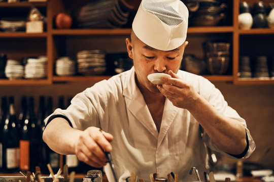 開店前に味見をする料理人