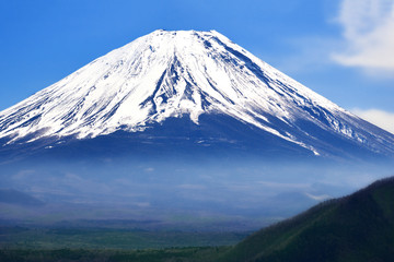 裾野に霧がかかっている富士山