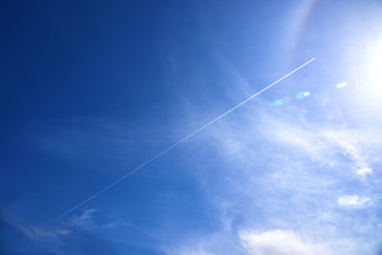 青空と直線的な飛行機雲 02