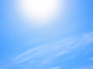 太陽と薄雲のある青空