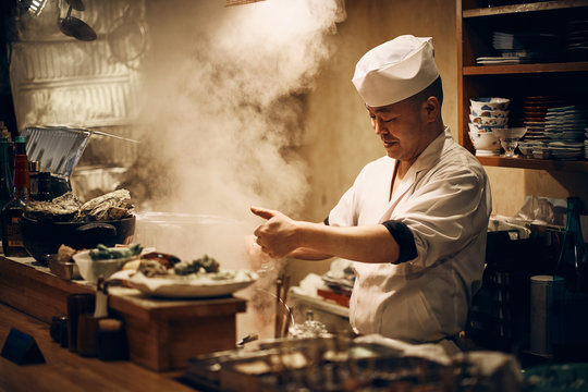 開店前に仕込みをする料理人