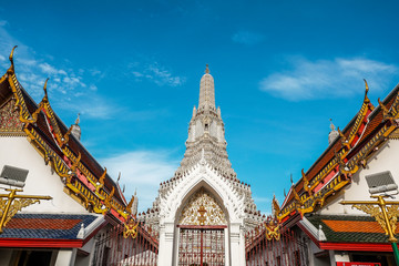 Fototapeta premium View of Phra Prang, Arun Temple, bank of Chao Phraya River, Arun temple Bangkok Thailand.