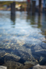 Holzpflöcke im Wasser- Buhnen