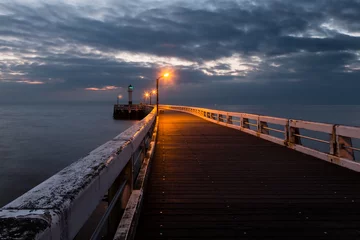 Fototapeten De pier van Nieuwpoort aan de belgische kust tijdens het blauwe uurtje. © krist