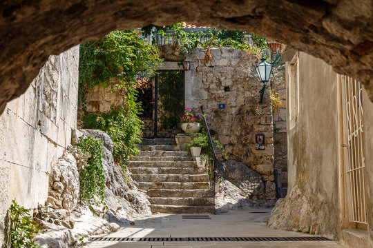 Fototapeta OMIS / CROATIA - AUGUST 2015: Narrow medieval street of Omis town, Croatia