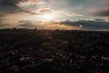 Naklejka premium красивый закат над городом с высоты птичьего полета, beautiful sunset over the city aerial view