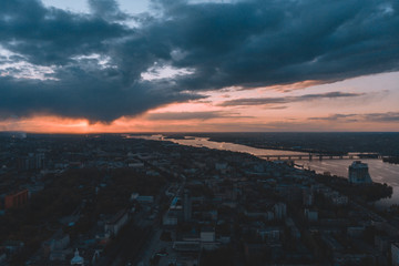 красивый закат над городом с высоты птичьего полета,  beautiful sunset over the city aerial view