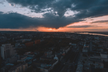 Fototapeta na wymiar красивый закат над городом с высоты птичьего полета, beautiful sunset over the city aerial view