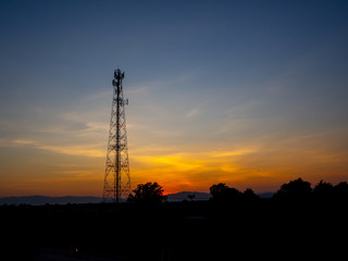Fototapeta premium Widok sylwetki anteny telefonu komórkowego pod niebem o zmierzchu