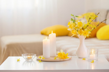 Obraz na płótnie Canvas spring flowers in vase on modern interior