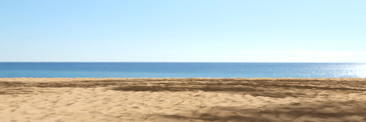 Fototapeta na wymiar Leerer Strand mit Sand und Meer und Himmel im Sommer