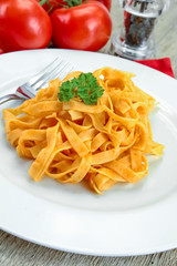 assiette de tagliatelles fraîches cuisinés à la tomate