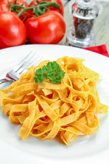 assiette de tagliatelles fraîches cuisinés à la tomate