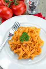 assiette de tagliatelles fraîches cuisinés à la tomate