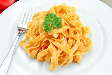 assiette de tagliatelles fraîches cuisinés à la tomate