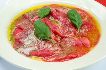 assiette de carpaccio de boeuf et basilic