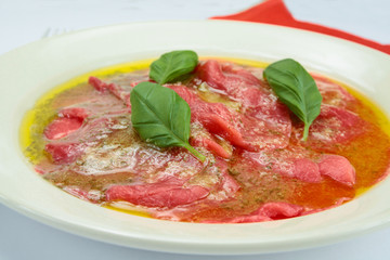assiette de carpaccio de boeuf et basilic