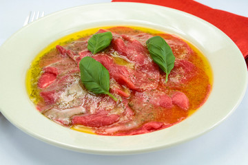 assiette de carpaccio de boeuf et basilic