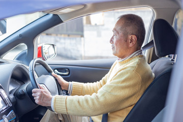 シニア　高齢者　車　運転　