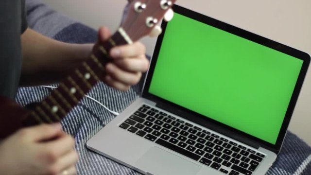 Quarantine learning ukulele playing technique online 