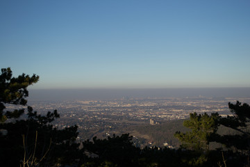 Hier ist die Aussicht von dem Husarentempel, in Mödling, Niederösterreich.
Anzumerken ist dass auf den Fotos sehr gut erkennbar ist, wie stark die Luftverschmutzung in Wien ist.