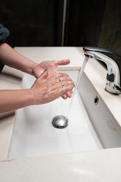 mujer lavandose las manos con jabon woman washing her hands with soap