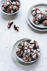 crinkle cookies in icing sugar