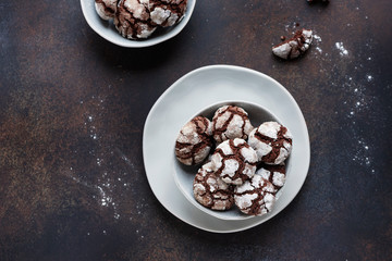 crinkle cookies in icing sugar