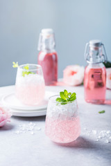 Obraz na płótnie Canvas Pink cocktail with crushed ice