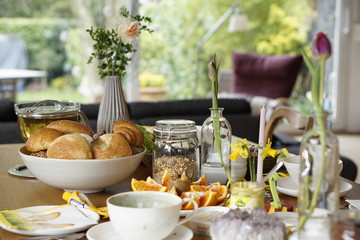 Frühstückstisch mit Essen und Dekoration