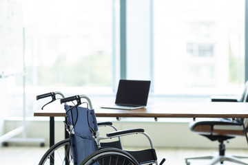 車椅子　ビジネス