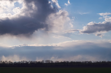 Obraz premium Beautiful spring sky with clouds at sunset 