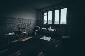 pokój ze zniszczonymi meblami w opuszczonym budynku internatu - obrazy, fototapety, plakaty