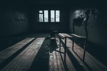 pokój ze zniszczonymi krzesłami w opuszczonym budynku internatu - obrazy, fototapety, plakaty
