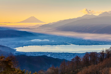 富士山と諏訪湖、長野県岡谷市高ボッチ高原にて