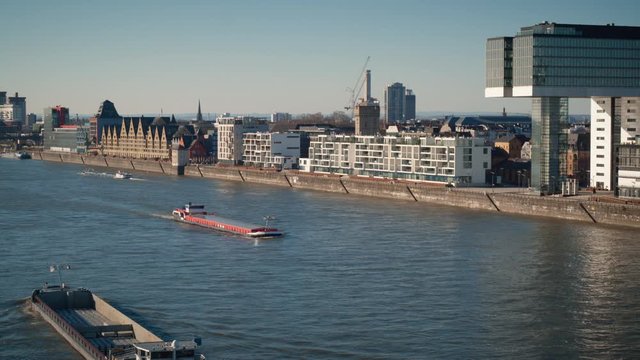 Frachtschiff im Rhein vor K&ouml;lner Skyline - Teil 3