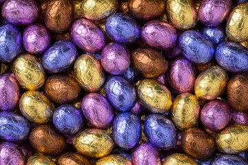 Fototapeta na wymiar Chocolate easter eggs in colorful tinfoil close up
