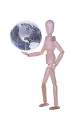 Muñeco de madera mostrando globo de la tierra en la parte de norteamérica