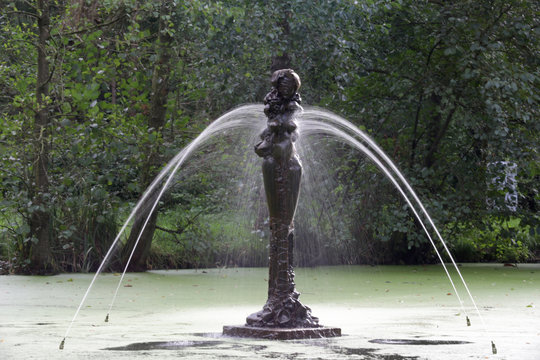 Springbrunnen Regentrude in Breklum im Park