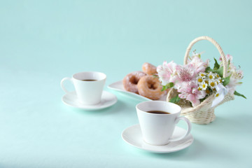 Obraz na płótnie Canvas ドーナツとコーヒーとアルストロメリアの花かご