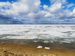 beach and sky, Lake Uvildy, springtime,  ice melting, the lake in the spring, the sky over the lake, golden beach,  ice and sand