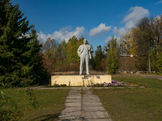 Fototapeta na wymiar Chernobyl, Ukraine - 11/10/2019. Monument of Lenin in Chernobyl town. Exclusion Zone.