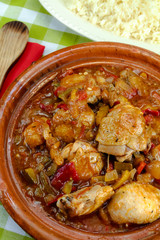 plat de poulet aux oignons et poivrons