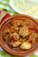 plat de poulet aux oignons et poivrons