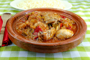 plat de poulet aux oignons et poivrons