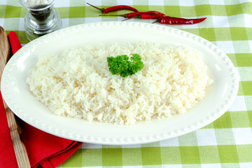 plat de riz blanc cuit sur une table