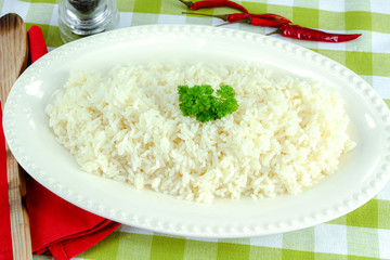 plat de riz blanc cuit sur une table