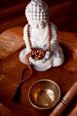 Buddha Statue mit Mala und Klangschale Meditation